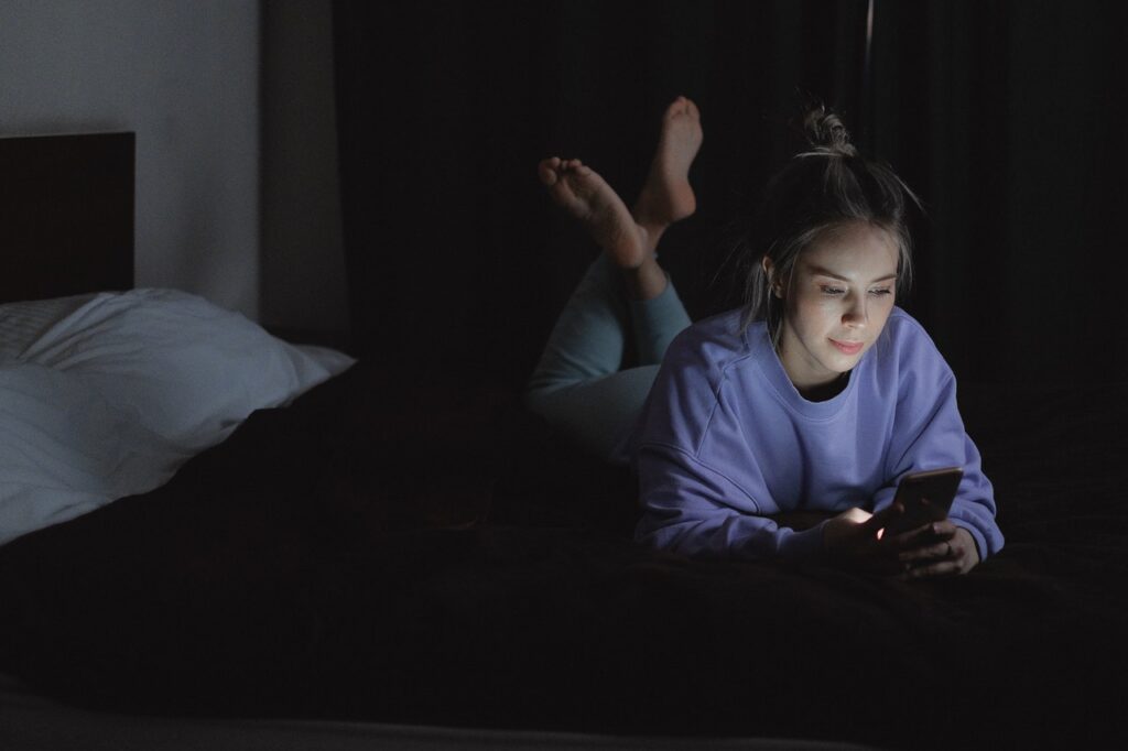 using-smartphone-in-dark-night